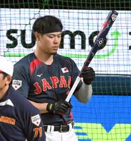 　吉田の侍仕様のバットを手にする佐藤輝（撮影・飯室逸平）