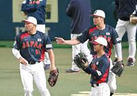 　鈴木（左）と話す佐藤輝（撮影・飯室逸平）