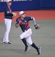 ライトの守備練習する佐藤輝（撮影・飯室逸平）