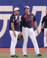 練習中に菅野（左）と笑顔で話す大谷