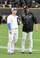 練習中に郡司（左）に声をかける新庄監督