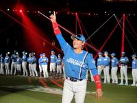 試合前のセレモニーで歓声に応える新庄監督