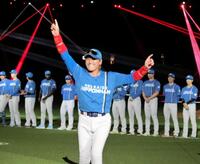 試合前のセレモニーで歓声に応える新庄監督