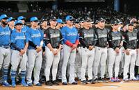 試合前のセレモニーで記念撮影する新庄監督（中央）