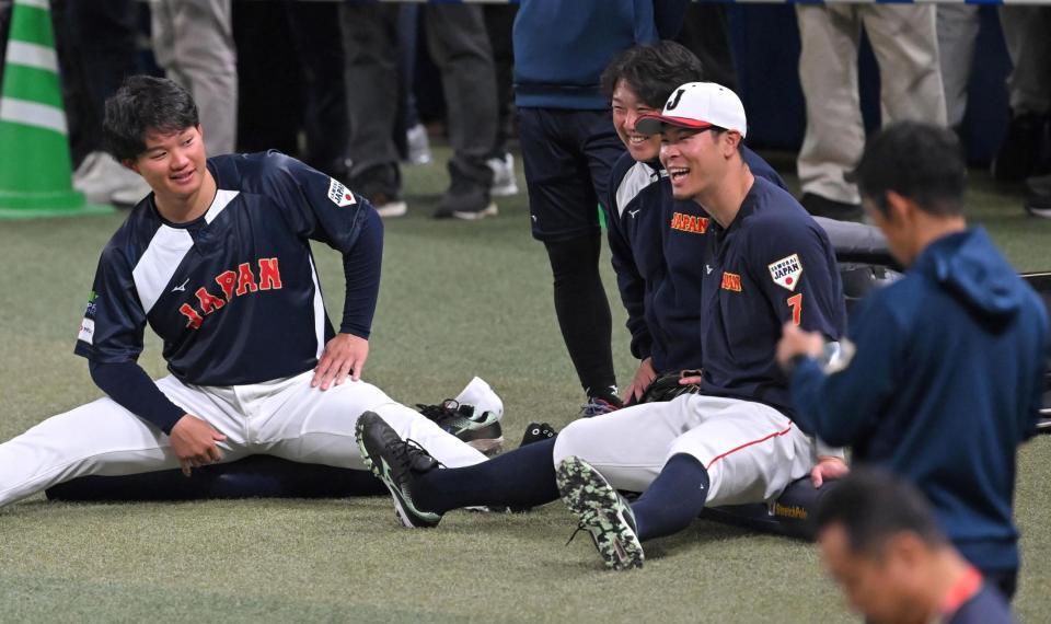 森下と談笑する佐藤輝（撮影・飯室逸平）