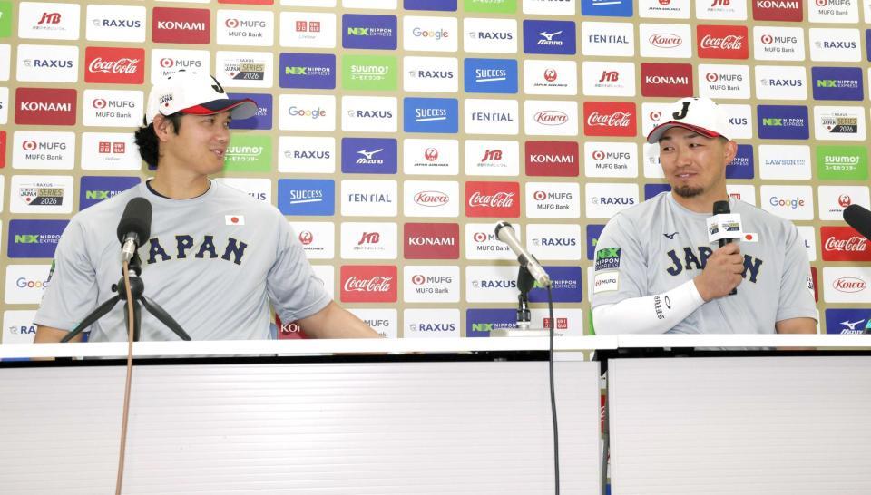 　鈴木（右）と会見する大谷