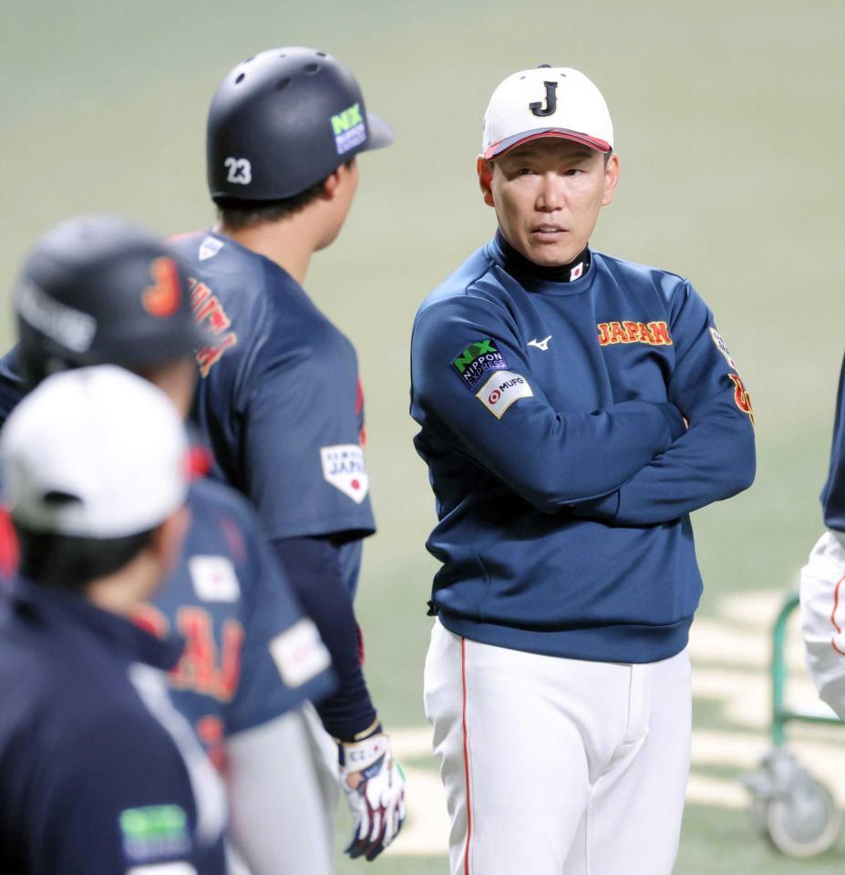 　森下（左）らと話す井端監督