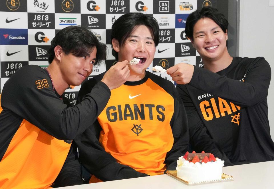 　誕生日ケーキを山城（左）と田和（右）から食べさせてもらう竹丸
