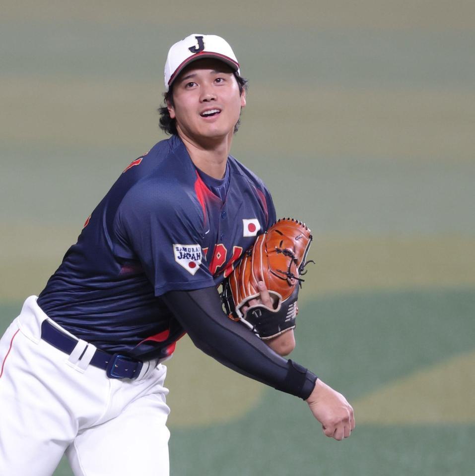 笑顔でキャッチボールする大谷＝２６日