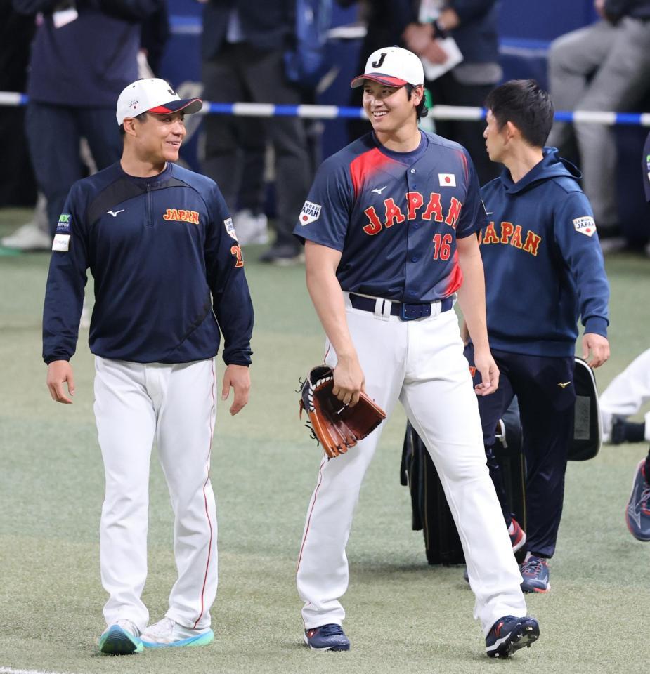 日本代表に合流し、中村（左）と談笑する大谷