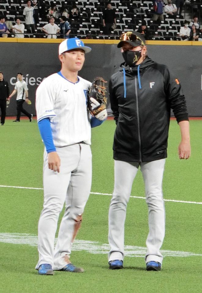 練習中に郡司（左）に声をかける新庄監督