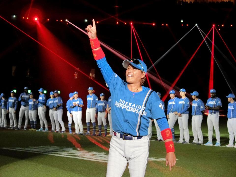 試合前のセレモニーで歓声に応える新庄監督