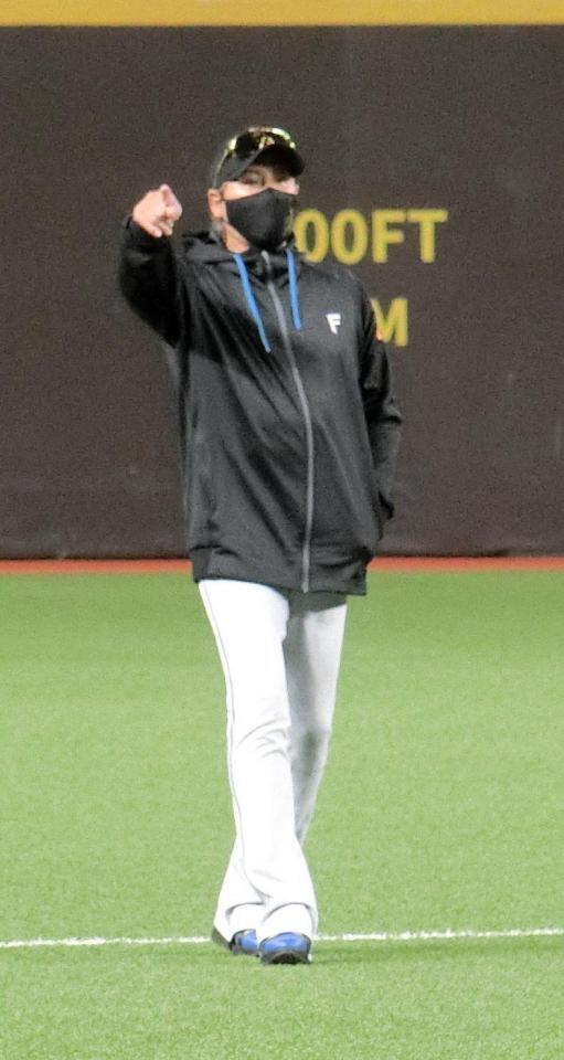 練習中に指示を出す新庄監督