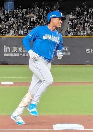 　５回、中越え２ランを放ち、三塁を回る万波