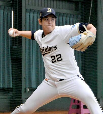 　ブルペンで投球練習する九里