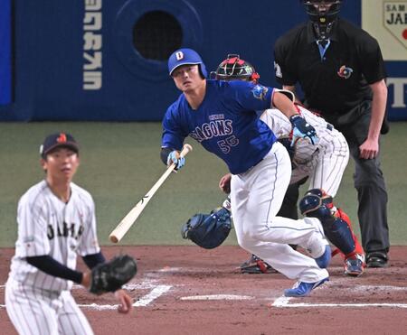 ６回、２点二塁打を放つ細川（撮影・飯室逸平）