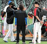 身ぶりを交えながら話す新庄監督（左）と味全・林智勝コーチ（右）