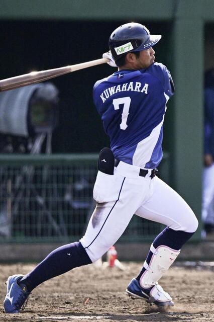 　５回、西武・桑原が中前に勝ち越し打を放つ