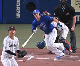 ６回、２点二塁打を放つ細川（撮影・飯室逸平）