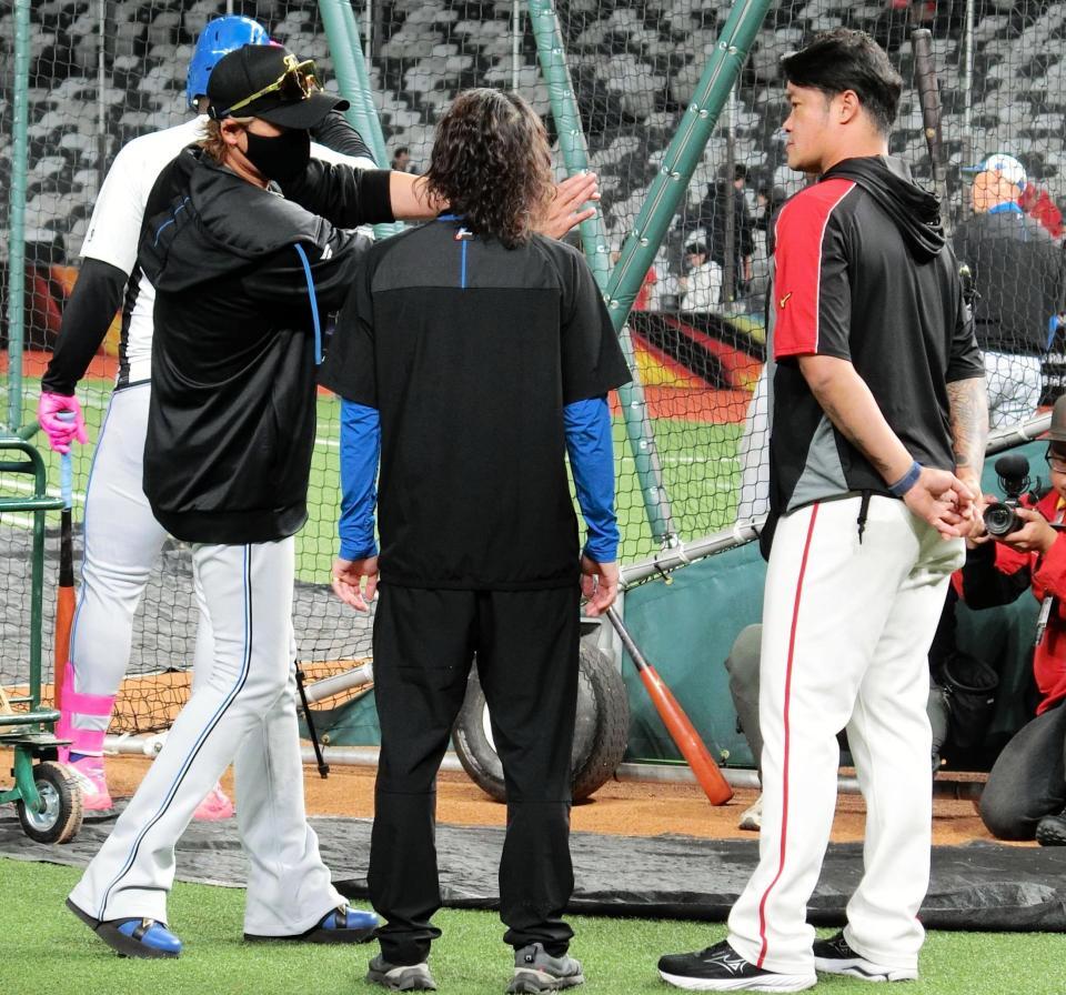 身ぶりを交えながら話す新庄監督（左）と味全・林智勝コーチ（右）