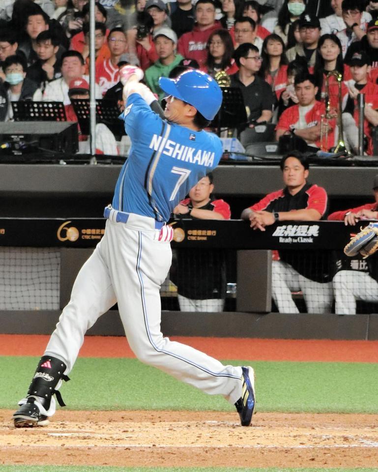 ２回、西川は右越えに先制２ランを放つ