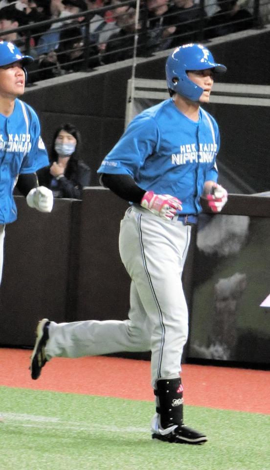 ２回、先制２ランを放ってベンチに戻る西川