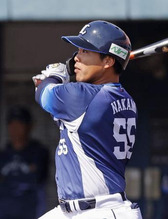 　１回、左中間に適時二塁打を放つ西武・仲三＝宮崎アイビー