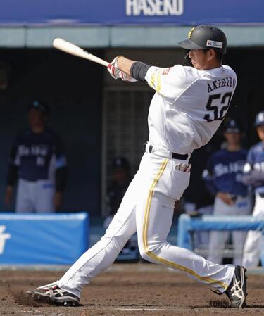 　５回、右越えに本塁打を放つ秋広