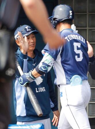 ３回、本塁打を放った外崎（５）を迎える西口監督