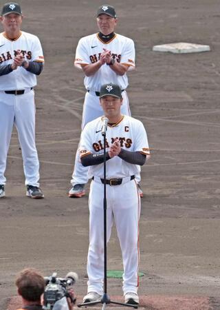 那覇キャンプを打ち上げ、手締め役を任された主将の岸田（手前）