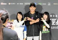 　台湾のファンとの撮影会でポーズをとる新庄監督