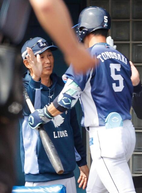 ３回、本塁打を放った外崎（５）を迎える西口監督