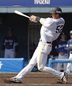 　５回、右越えに本塁打を放つ秋広