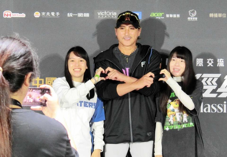 　台湾のファンとの撮影会でポーズをとる新庄監督