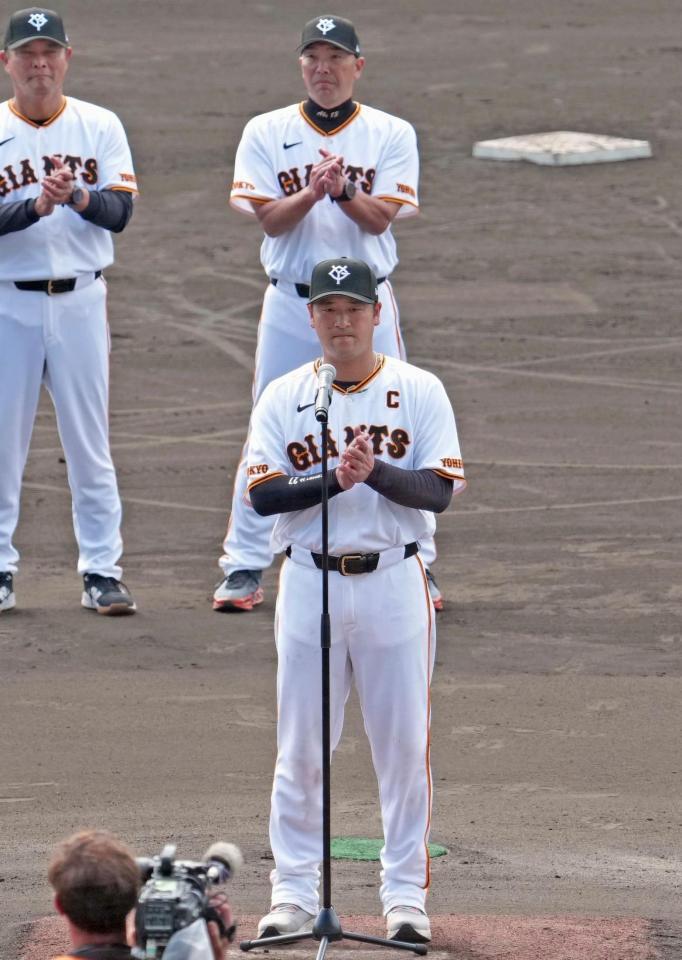 那覇キャンプを打ち上げ、手締め役を任された主将の岸田（手前）