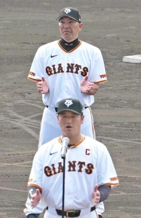 　那覇キャンプを打ち上げ、手締めをする阿部監督。手前は主将の岸田