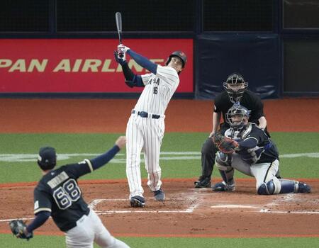 　７回、左飛に倒れる大谷。投手入山、捕手福永