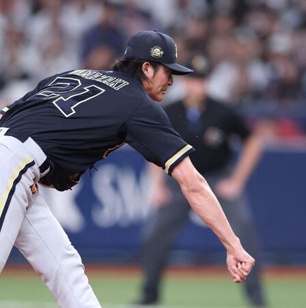 ８回、５番手で登板する山崎（撮影・中田匡峻）