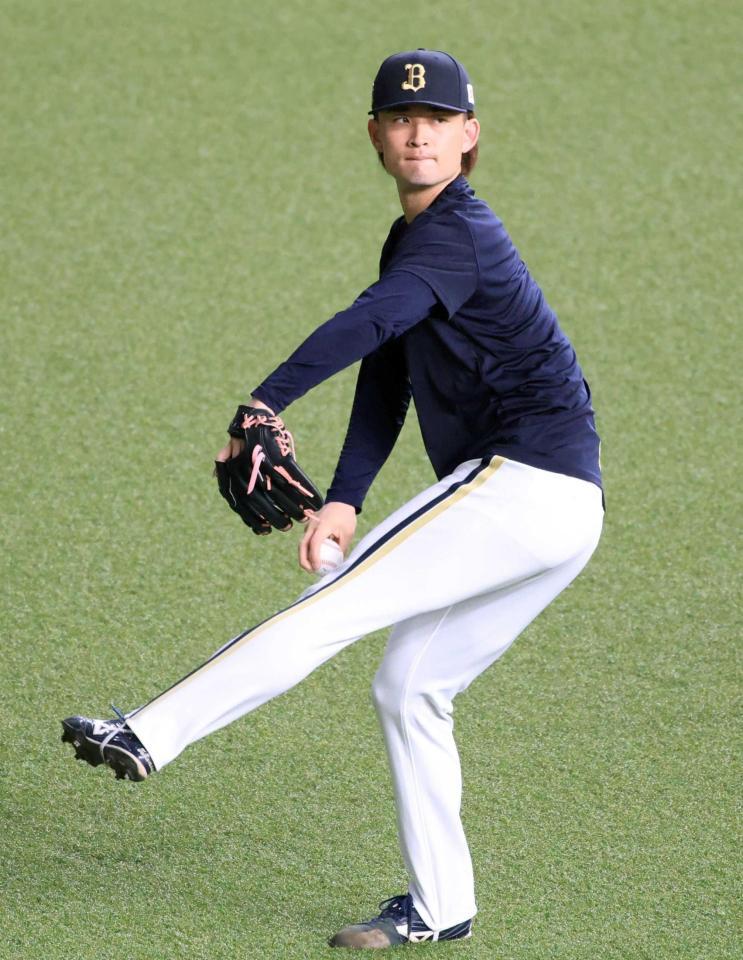 　キャッチボールをする寺西（撮影・坂部計介）