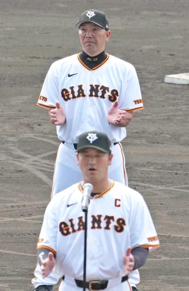 　那覇キャンプを打ち上げ、手締めをする阿部監督。手前は主将の岸田