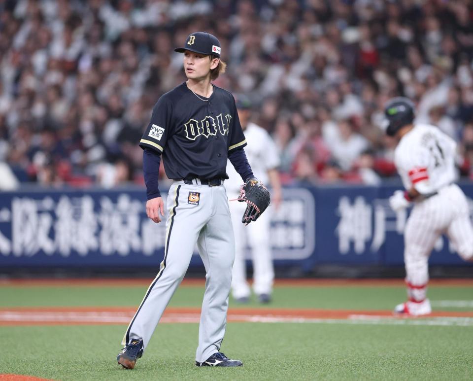 １回、鈴木（右）を打ち取る寺西（撮影・中田匡峻）