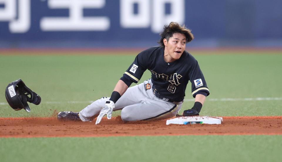 ５回、二盗を決める麦谷（撮影・中田匡峻）