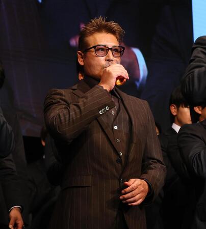 乾杯する新庄監督（撮影・中島達哉）