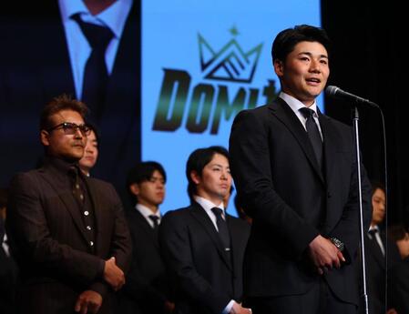 今シーズンに向けての決意表明をする清宮幸選手会長（右）＝撮影・中島達哉