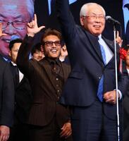 上野正三北広島市長（右）の音頭で「ＤＯＭＩれ！」ポーズをとる新庄監督（撮影・中島達哉）