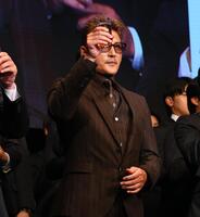 乾杯する新庄監督（撮影・中島達哉）