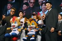 栗山高校女子野球部と記念撮影に応じる新庄監督（左）と清宮幸（右から二人目）＝撮影・中島達哉