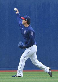 キャッチボールする中西（撮影・佐藤厚）