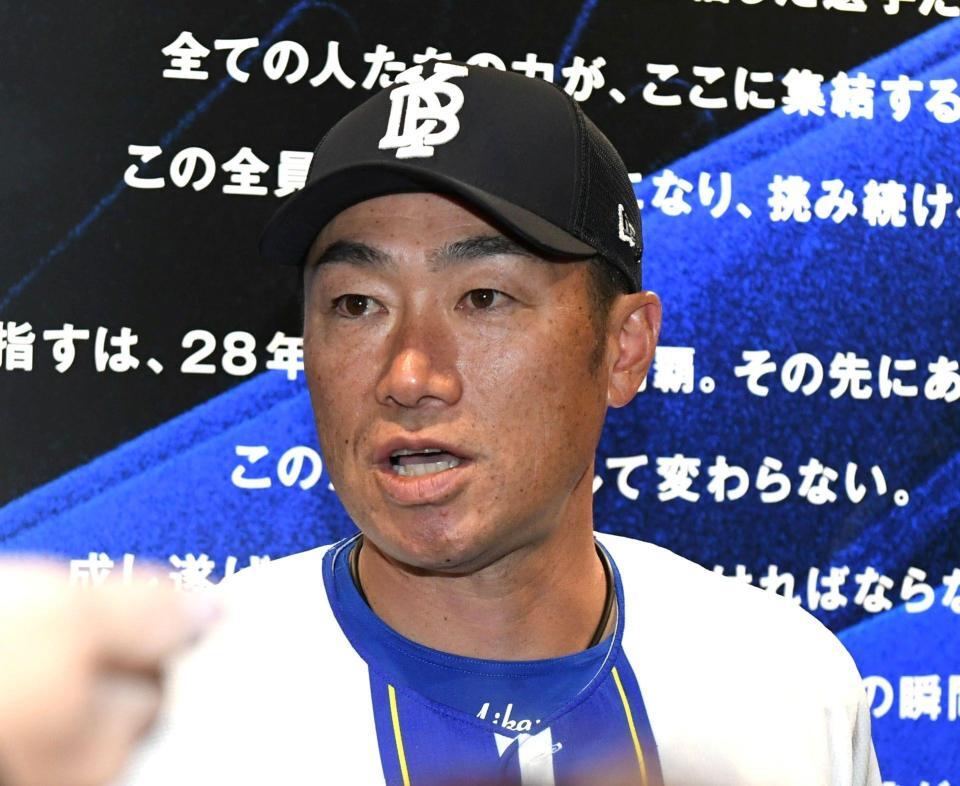 会見に応じる相川監督（撮影・佐藤厚）