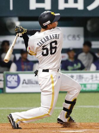 　９回、左越えにサヨナラ２ランを放つ高橋